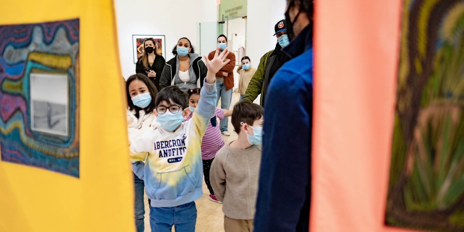 Childfren (wearing face masks) visiting El Museo